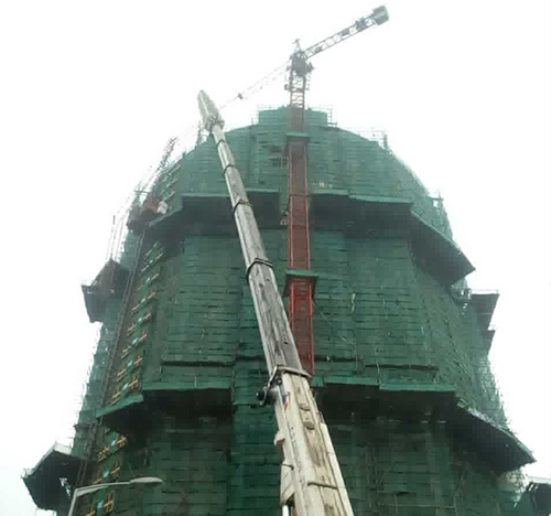 宝丰吊车在工地上作业